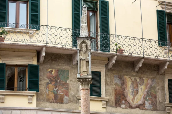 De vijftiende-eeuwse kolom op de Piazza Bra in Verona. Italië — Stockfoto