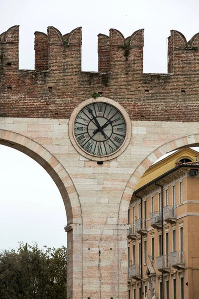 Portoni della podprsenka ve Veroně. Itálie — Stock fotografie