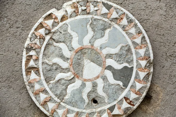 Scaliger pietre dure intarsio in the courttyard at one sideof the Castelvecchio Museum in Verona. Italy — Stock Photo, Image
