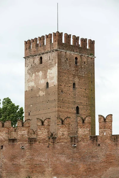 Torre de Castelvecchio fortaleza en Verona, Italia —  Fotos de Stock