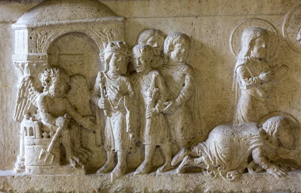 イタリア、ヴェローナ、ヴェッキオ城博物館。サンツ セルギウスとバッカスの石棺. — ストック写真