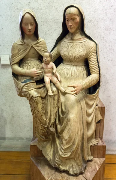 Madonna y el Niño con Santa Ana en el Museo Castelvecchio. Verona, Italia — Foto de Stock