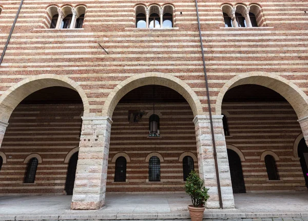 Uitzicht op de binnenplaats van het Palazzo della Ragione in Verona. Italië — Stockfoto