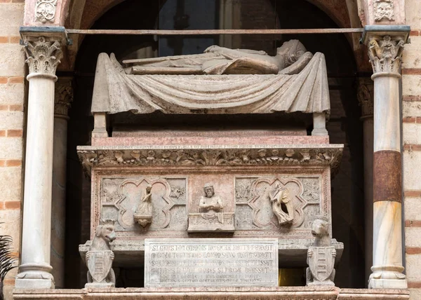 Túmulos Scaliger, um grupo de cinco monumentos funerários góticos celebrando a família Scaliger em Verona. Itália — Fotografia de Stock