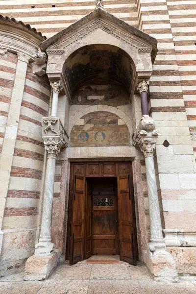 大教堂维罗纳 (圣玛丽亚 Matricolare 大教堂)，维罗纳，威尼托意大利 — 图库照片