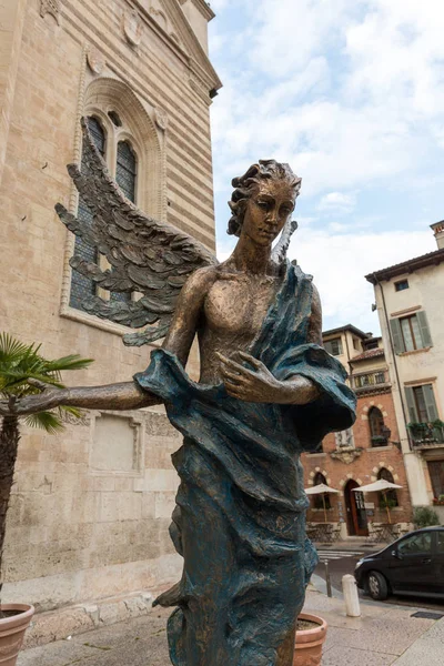 Standbeeld van een engel voor Duomo in Verona (kathedraal van Santa Maria Matricolare), Verona, Veneto, Italië — Stockfoto