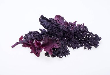 Beyaz arka plan üzerinde izole taze mor kıvırcık lahana lahana.