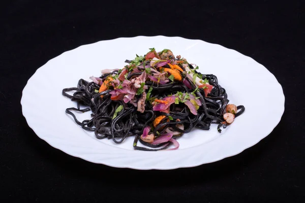 黒シーフードと野菜のスパゲッティ. — ストック写真