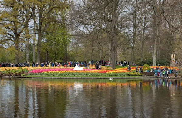 Visitantes en el Keukenhof Garden en Lisse, Holanda, Países Bajos . — Foto de Stock