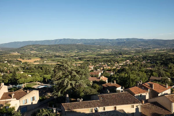 Vista panorâmica de campos cultivados, vinhas e montanhas em Provence, França — Fotografia de Stock