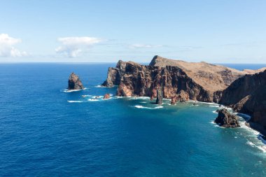 Portekiz 'in Madeira şehrinin doğusundaki Ponta de Sao Lourenco' da güzel bir manzara..