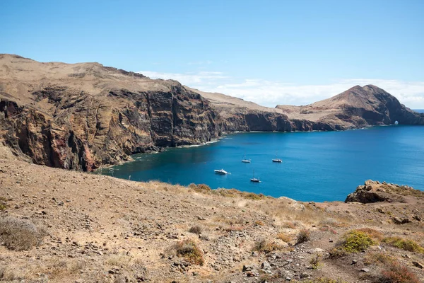 Portekiz 'in Madeira şehrinin doğusundaki Ponta de Sao Lourenco' da güzel bir manzara..