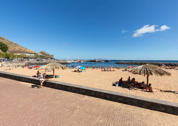 İnsanlar güneşli bir günde Machico plajda dinleniyor. Madeira Adası, Portekiz.