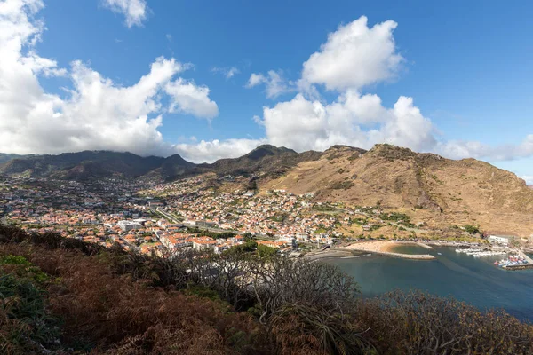 Machico Baai aan de oostkust van het eiland Madeira, Portugal — Stockfoto