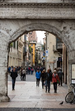 İnsanlar sokakta Verona tarihi şehir merkezi. İtalya