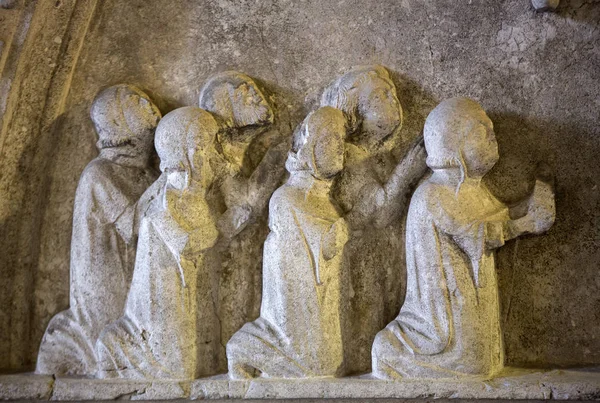 Lunette med Kristus och dyrkare / Xvc. / i Castelvecchio museet. Verona, Italien — Stockfoto