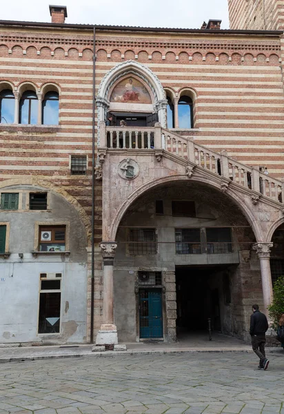 Scala della Ragione in  the Courtyard of the Palazzo della Ragione  in Verona. Italy — Stock Photo, Image