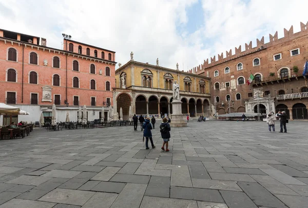 Verona - Piazza dei Signori is het maatschappelijke en politieke hart van Verona, Italië — Stockfoto