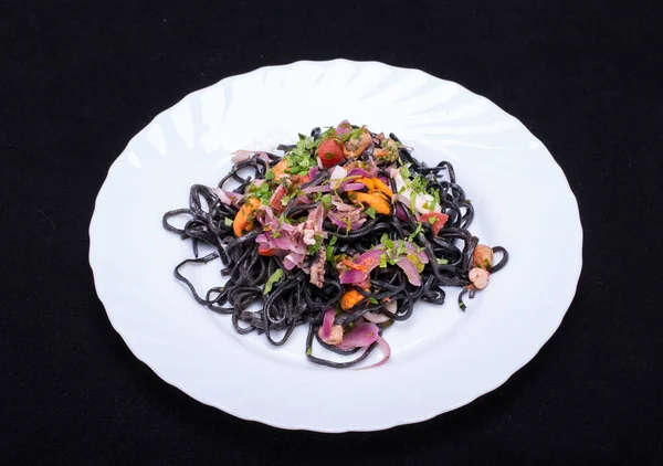 Spaghetti neri con frutti di mare e verdure . — Foto Stock