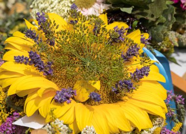 el yapımı güzel buketler çiçek ve otlar.