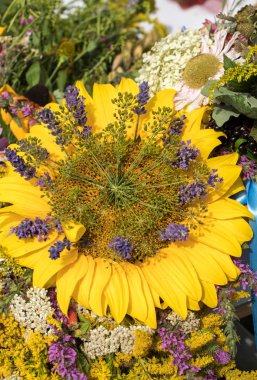 el yapımı güzel buketler çiçek ve otlar.