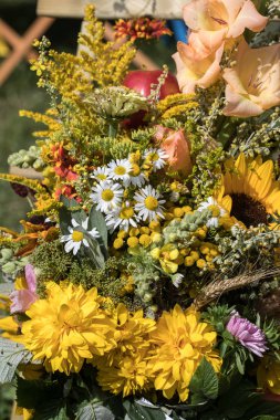 el yapımı güzel buketler çiçek ve otlar.