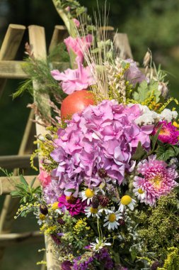 el yapımı güzel buketler çiçek ve otlar.