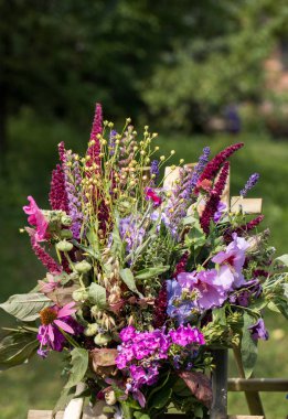 el yapımı güzel buketler çiçek ve otlar.