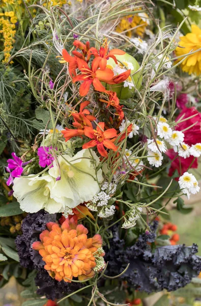 Χειροποίητο όμορφο μπουκέτα από λουλούδια και βότανα. — Φωτογραφία Αρχείου