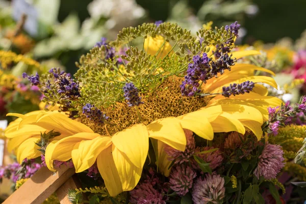 el yapımı güzel buketler çiçek ve otlar.