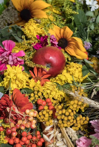 el yapımı güzel buketler çiçek ve otlar.