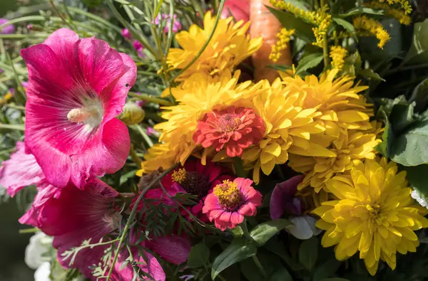 el yapımı güzel buketler çiçek ve otlar.