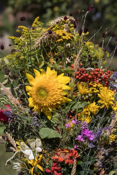 Mazzi di fiori fatti a mano da fiori ed erbe . — Foto Stock
