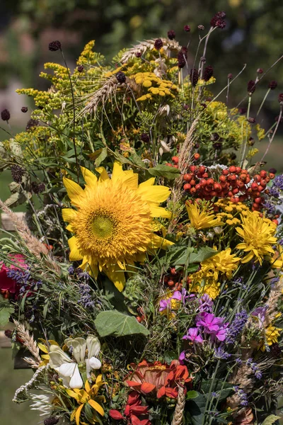 花とハーブの手作りの美しい花束. — ストック写真