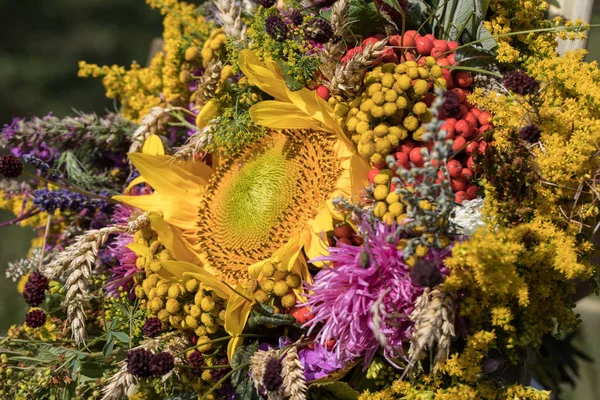 Ręcznie robione piękne Bukiety z kwiatów i ziół. — Zdjęcie stockowe