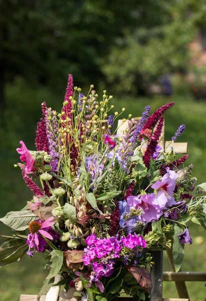 el yapımı güzel buketler çiçek ve otlar.