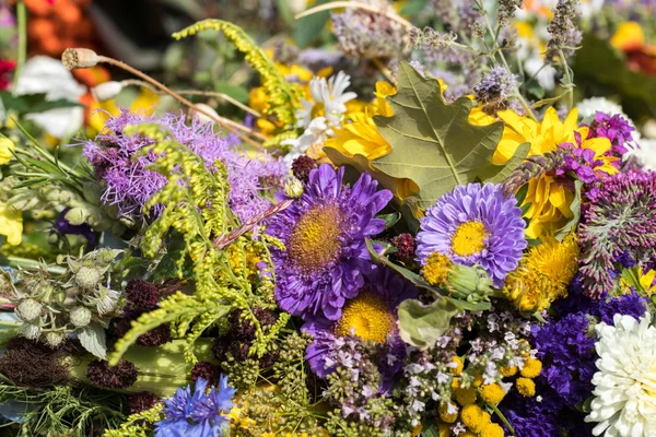 Handgefertigte schöne Sträuße aus Blumen und Kräutern. — Stockfoto