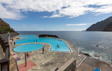  İnsanlar tarafından Yüzme Havuzu Porto da Cruz Medeira üzerinde bekletin. Portekiz