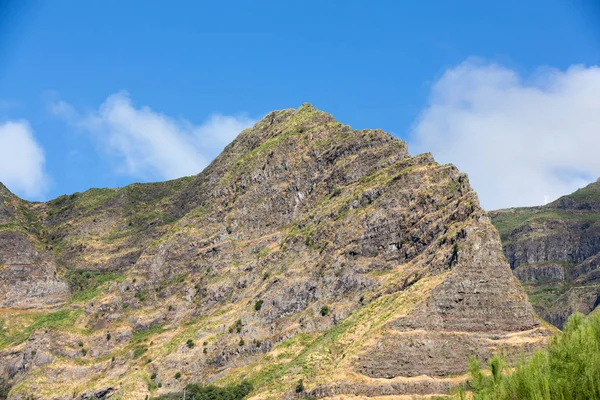 Vista para sul a partir do passo Boca da Encumeada na Madeira — Fotografia de Stock