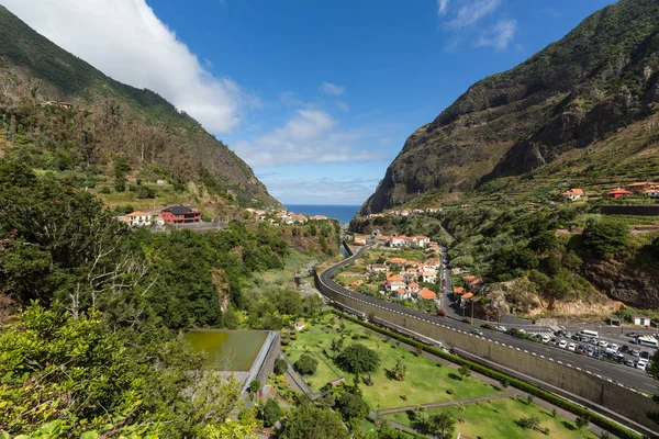  Sao Vicente 'nin çevresindeki köy ve teras ekimi. Madeira Adası, Portekiz 'in kuzey kıyısı.