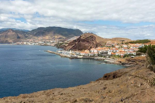 Portekiz 'in Madeira şehrinin doğusundaki Ponta de Sao Lourenco' da güzel bir manzara..