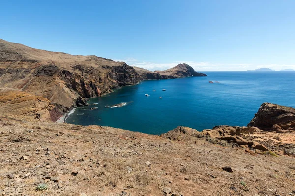 Portekiz 'in Madeira şehrinin doğusundaki Ponta de Sao Lourenco' da güzel bir manzara..
