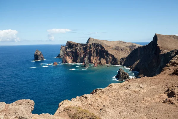 Portekiz 'in Madeira şehrinin doğusundaki Ponta de Sao Lourenco' da güzel bir manzara..