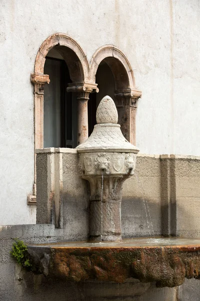 Petite fontaine au Musée Castelvecchio. Vérone, Ital — Photo