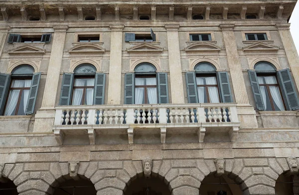 Facade of a building  in the historic city center of Verona. Italy. — Stock Photo, Image