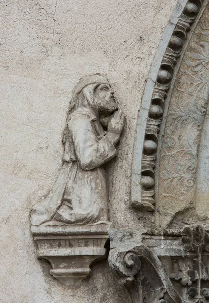 Барельеф Человека в музее Кастельвеккьо. Верона, Италия — стоковое фото