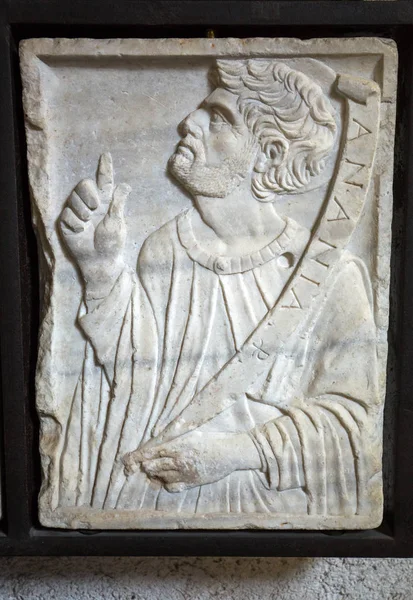 Un relief représentant Ananis au Musée Castelvecchio. Vérone, Italie — Photo