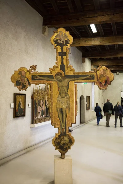 Crucifijo en el Museo Castelvecchio. Verona, Italia — Foto de Stock