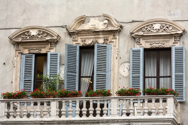 Stará okna s dřevěnými okenicemi a opona v Itálii. — Stock fotografie