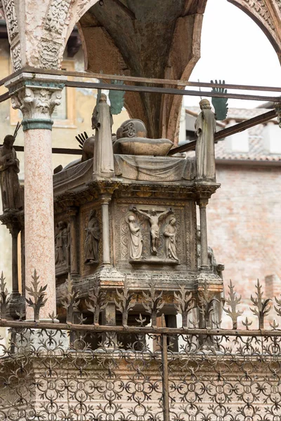 Skaliger-Gräber, eine Gruppe von fünf gotischen Grabdenkmälern, die an die Skaliger-Familie in Verona erinnern. Italien. — Stockfoto